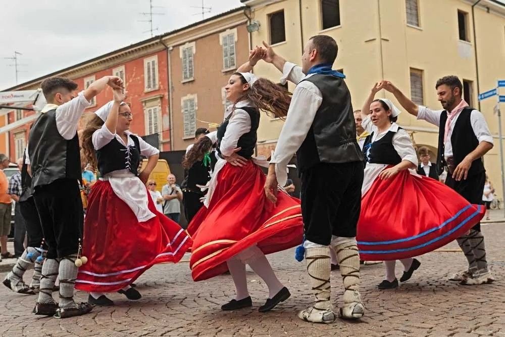 Tarantella dancers